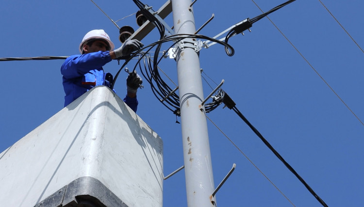 “Azərişıq” ASC Ağcabədinin bir sıra kəndlərinin elektrik şəbəkəsini yeniləyir