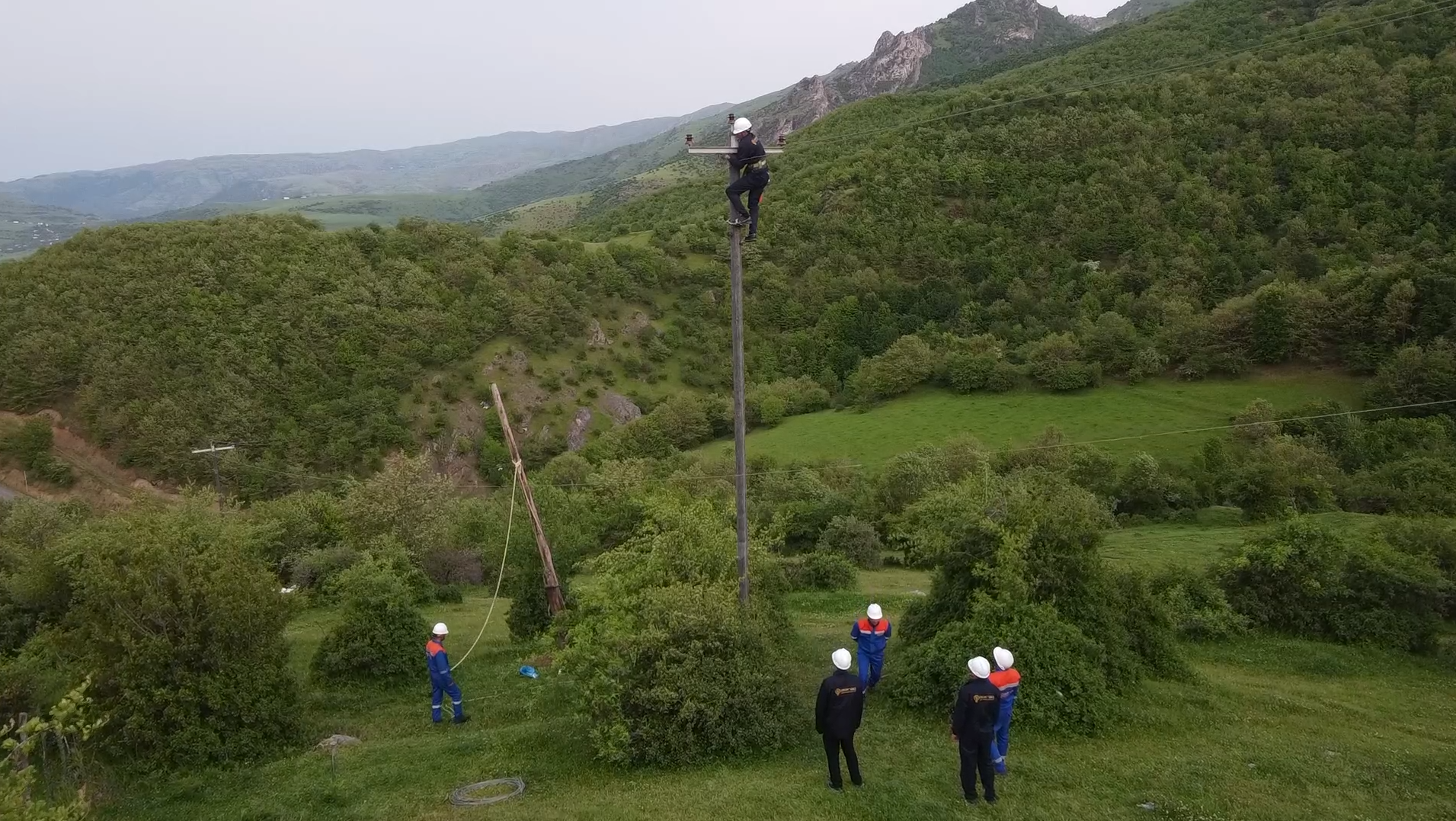 “Azərişıq” ASC Lerikin ən ucqar dağ kəndlərində elektrik şəbəkəsini yeniləyir